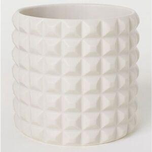 Plant pot in glazed stoneware with a textured finish. Inner diameter 4 3/4 in.